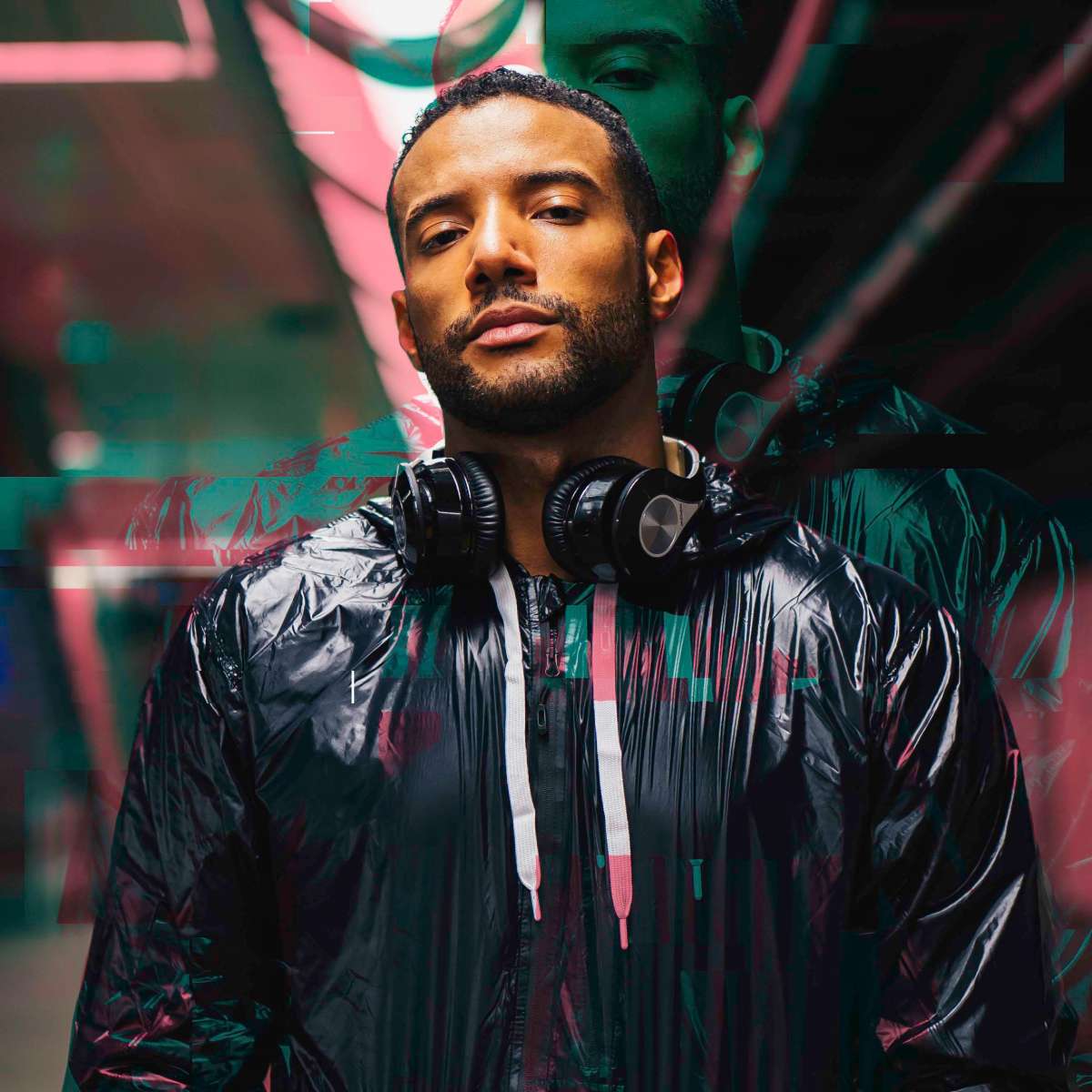 ULTRA LIGHTWEIGHT WINDBREAKER