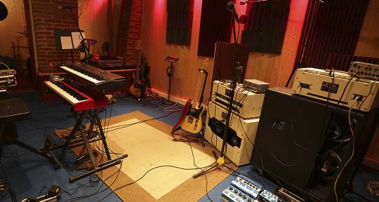 A complete production studio. - Music Center Estudios