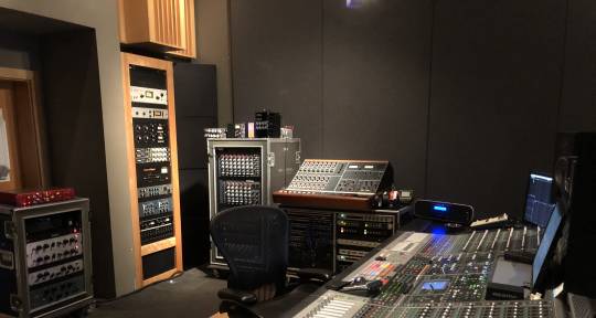 Mixing & Recording Engineer - Alex Bush // Sonikwire Studio