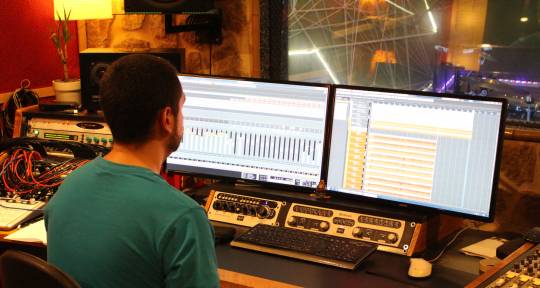 Recording, mixing engineer - Raúl Navarro