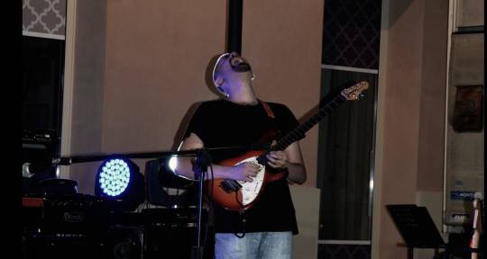 I am a session guitar player  - Alessandro