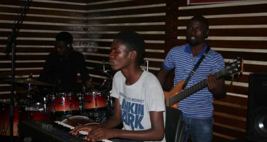 Session piano/keyboard player - Victor Mbomena01