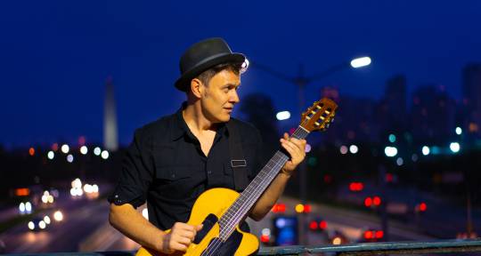 Acoustic guitar player, Singer - João Suplicy