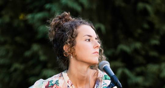 Singer-Songwriter, Guitarist - Sara Cruz