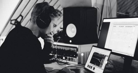 Music Producer - Izak Mannberg