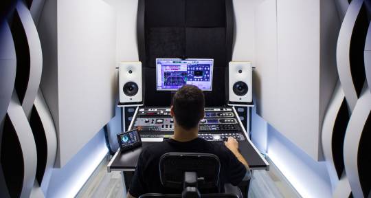 Mixing Engineer and Producer - Salva Ballesteros