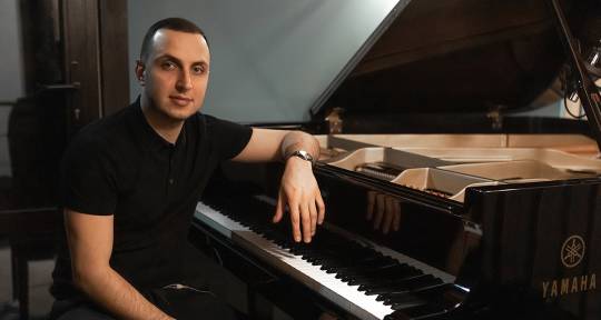 Pianist,Keyboardist,Violinist - Ruslan Bolat