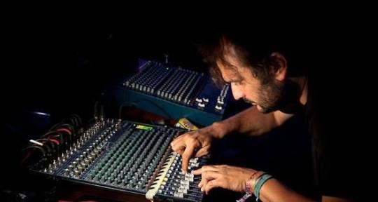 Mixing engineer and Producer - Alexandre Cagli