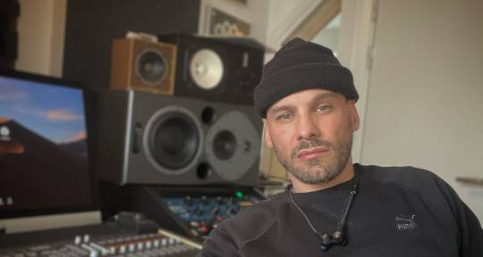 Mix engeneer, producer - Philip Jones