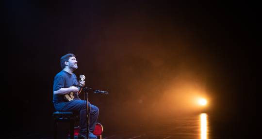 Traditional instrument player. - Amadeu Magalhães