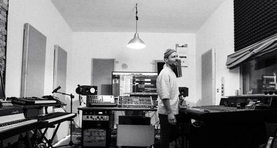 Mixing Engineer, Producer - Julian Blumnauer