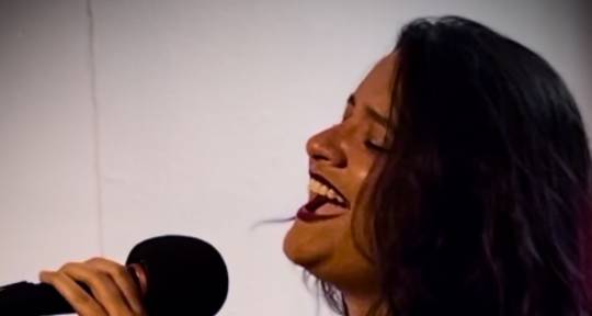 Singer-Songwriter - Rae the Romantic