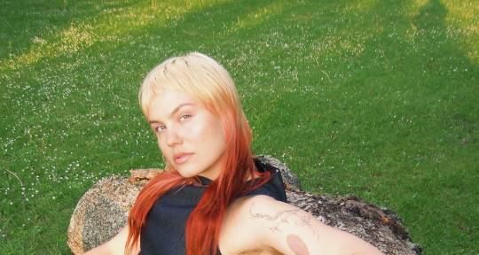 Singer, topliner, songwriter - Lxandra