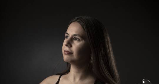 Female guitarist for your song - Ana Jezowoicz