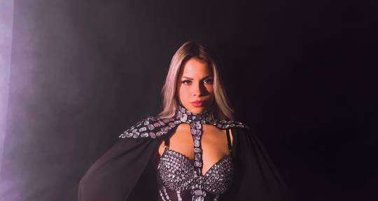 Singer with five octave range - MARTHINA