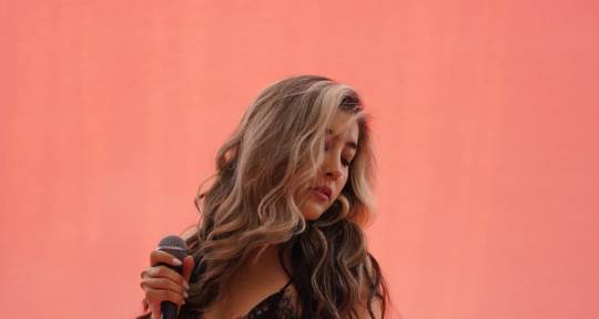 Singer & Songwriter - Lala Suárez