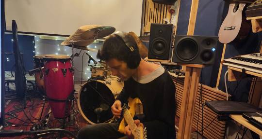 producer Beat Maker guitarist - Moses chimen