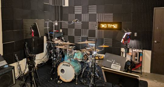 Session drummer, engineer - Mike Papagni