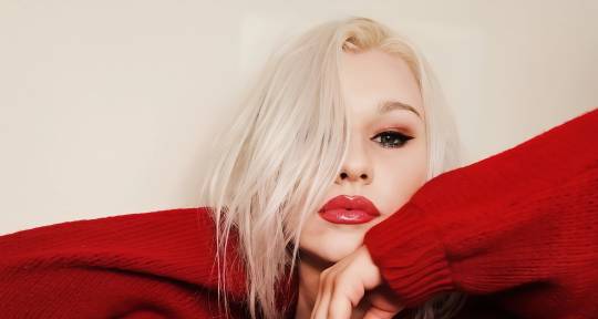 Singer/ Songwriter - ROXANA