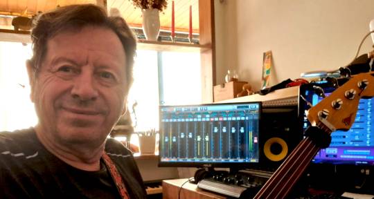 Groovy Fretless Bass Player - Pierre Lewin