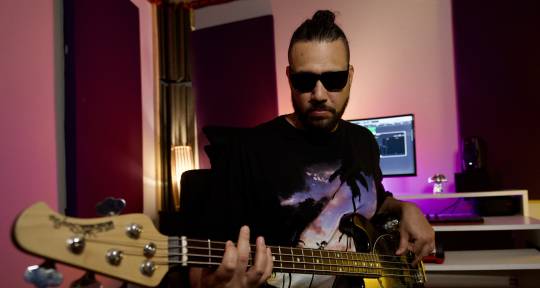 Session Bassist - Producer - Reinaldo García