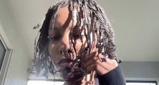 Vocals | E-Bass | Songwriting - akina-naomi