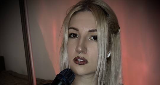 Deep Velvety Singer - Lina Red