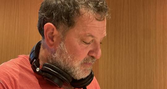 compositor cantante productor - Ale Corvalan