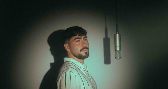 Soul-pop singer-songwriter - Mike Marnnelakis