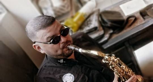 Saxofonista de session  - Virgilio cañas