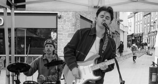 Indie Vocal Topliner/Guitarist - Ifor
