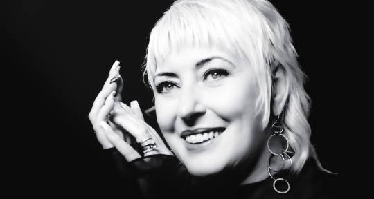 Vocalist | Vocal Producer - CHANTAL HARTMANN