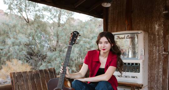 Singer/Guitarist - Savannah Love
