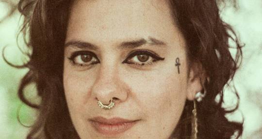 Female singer and songwriter - Ju Strassacapa