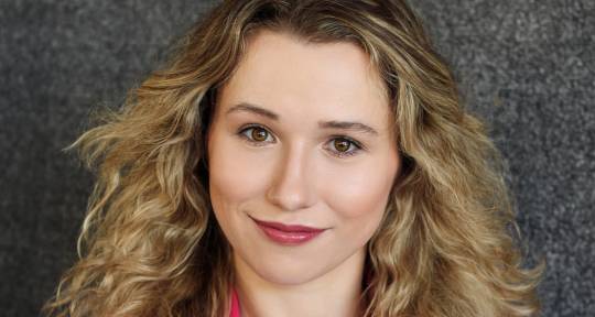 Singer-songwriter - Alina Luna