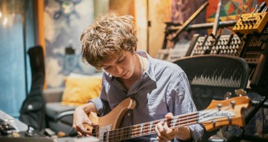 Versatile Session Bassist - Louis Jacobi