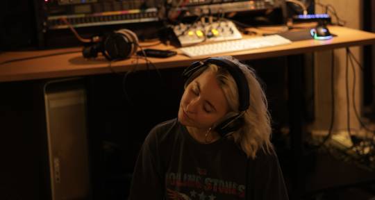 Singer and songwriter - POLUMNA