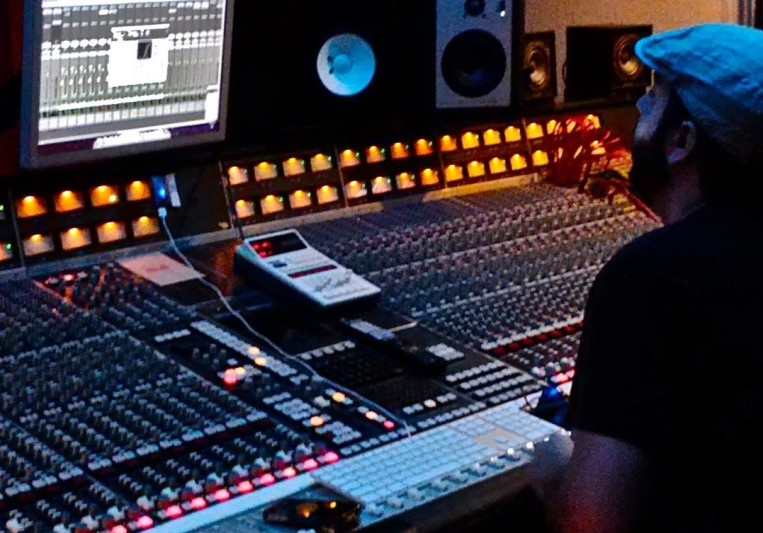 Damien Lewis on SoundBetter