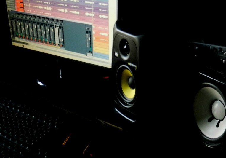 2 Camellos on SoundBetter
