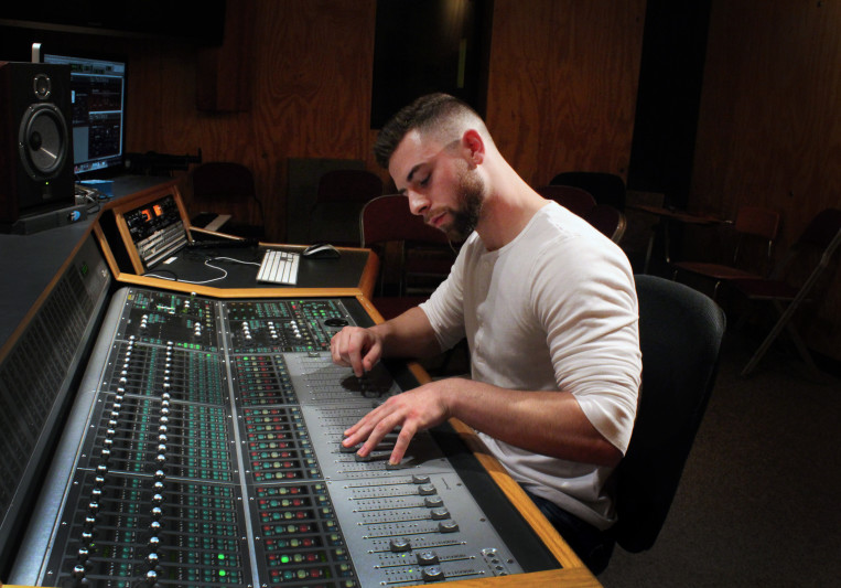 Aaron Chaparian on SoundBetter
