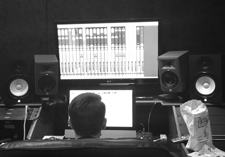 MoonsOnTheTrack on SoundBetter