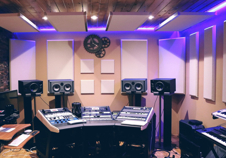 Deluxe Sound Studio on SoundBetter