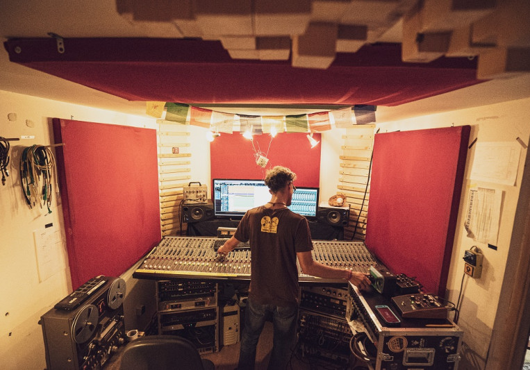 Bat Records on SoundBetter