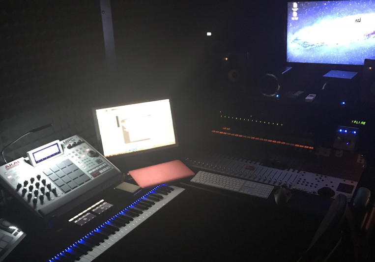 Mezii Entertainment Studios on SoundBetter