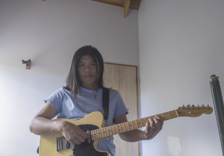 Alvyn Plays Guitar on SoundBetter