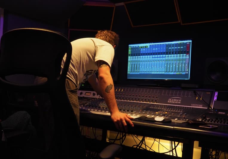 Adrian Bunn on SoundBetter