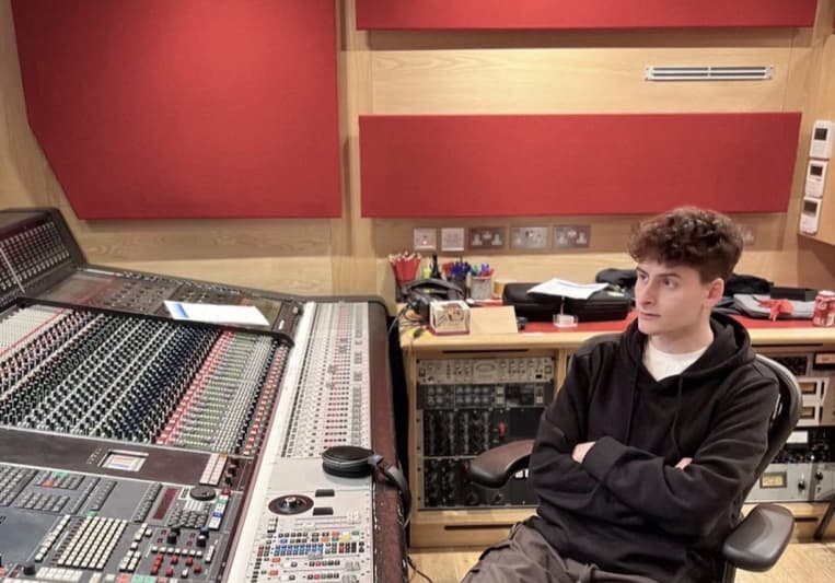 Simon Reeve on SoundBetter
