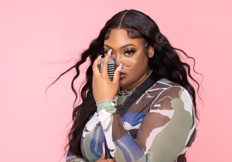 Azia Adelle with the pen ๐๏ธ on SoundBetter