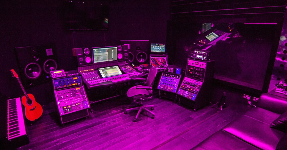 Weekend Studio Vibes: Purple Comet Pro ☔️. #cometpro. #iconicmarscomet  #recordingstudio #musicproducer #studiogrind #recordingartist