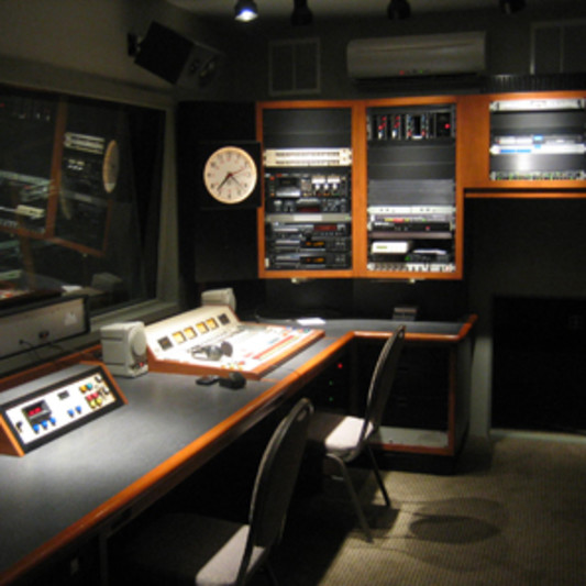la radio studio on SoundBetter